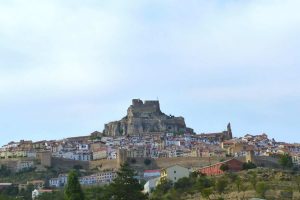 Vista de la Morella, sus murallas y el castillo